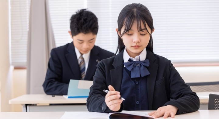 中学生が机に向かい、少し先の単元を予習している様子